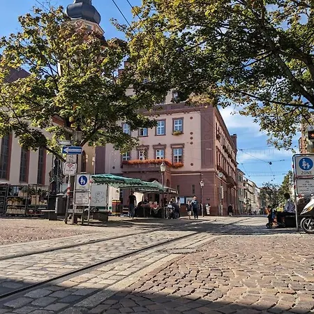 65Qm Altbaucharme Mit Zwei Balkonen Appartement Karlsruhe Buitenkant foto